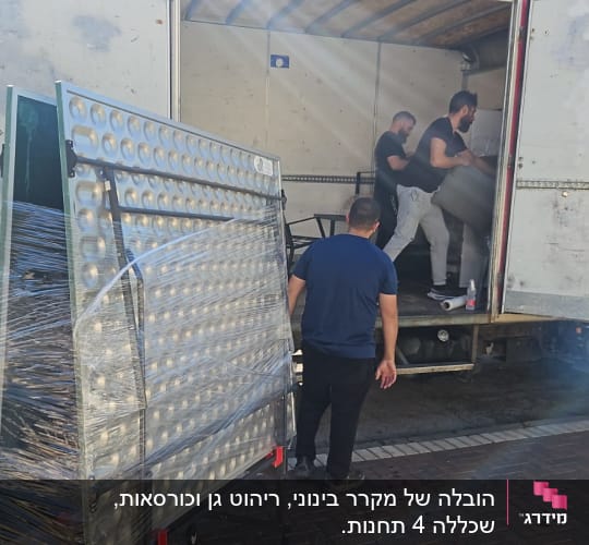 אנשים מעמיסים ציוד למשאית הובלה